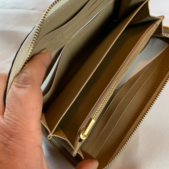 🎉Host Pick🎉 NWT White Embossed Coach Wallet  / Wristlet in White with Bo… - Picture 8 of 15